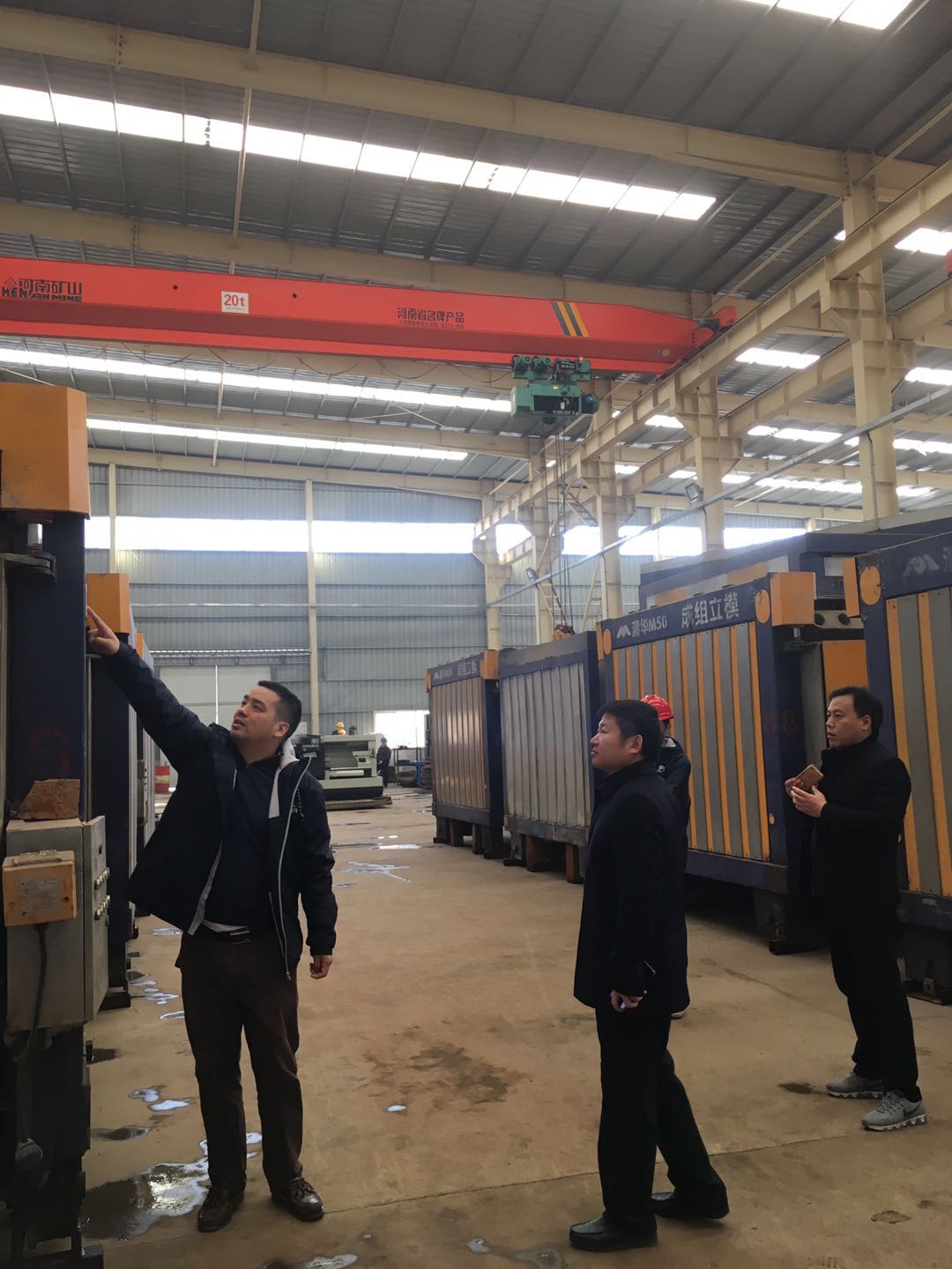 考察團(tuán)參觀成組立模墻板機(jī) 考察團(tuán)參觀成組立模墻板機(jī)